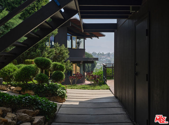 2052 Mayview Drive, Los Angeles CA: https://media.crmls.org/mediaz/374cd77c-f2b6-4538-a4a6-bc3b257fcf4c.jpg
