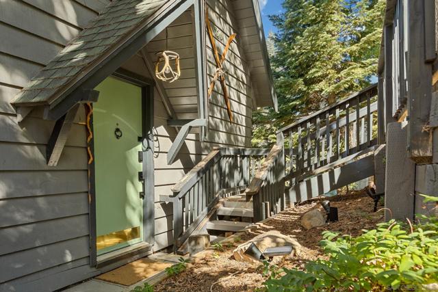 720 Buckingham Sq, Lake Arrowhead CA: https://media.crmls.org/mediaz/374e5582-df9b-413a-8cd5-b6c3e76aded7.jpg