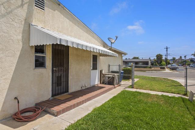 742 Jefferson Avenue, Chula Vista CA: https://media.crmls.org/mediaz/374e6097-7d86-4987-a27b-29ffb1ce7c2d.jpg