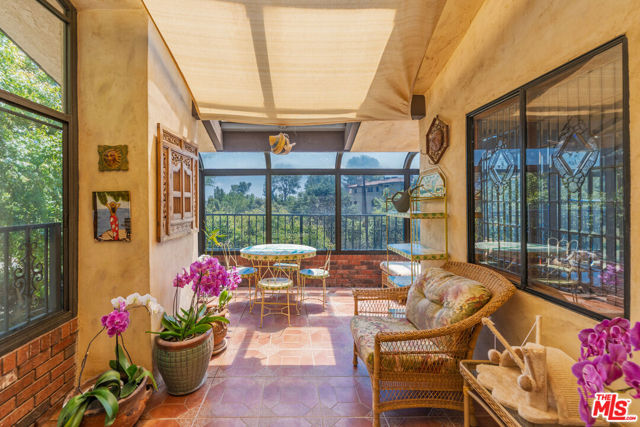 1242 Angelo Drive, Beverly Hills CA: https://media.crmls.org/mediaz/374eaef1-8cc8-4ce4-aaf5-de46d4deab6a.jpg