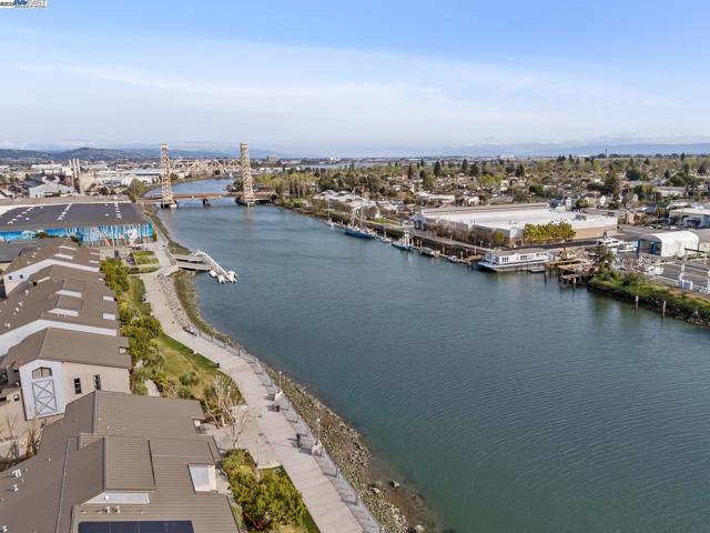 303 Bowsman Ct, Oakland CA: https://media.crmls.org/mediaz/374fb00a-067c-43a4-b644-002b438cefcf.jpg