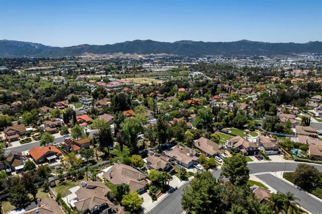 42059 Avenida Vista Ladera, Temecula CA: https://media.crmls.org/mediaz/37500361-7ce7-4bed-8a18-c1995592a116.jpg