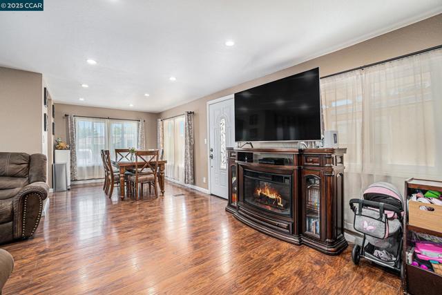 75 E Bolton Rd, Oakley CA: https://media.crmls.org/mediaz/37501653-e67e-48c5-ac47-a4b92b632741.jpg
