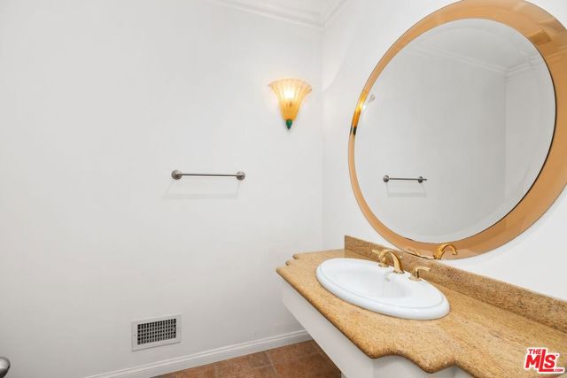517 N Elm Drive, Beverly Hills CA: https://media.crmls.org/mediaz/3750c3c6-4c35-40c2-a3f0-84aba61da17a.jpg