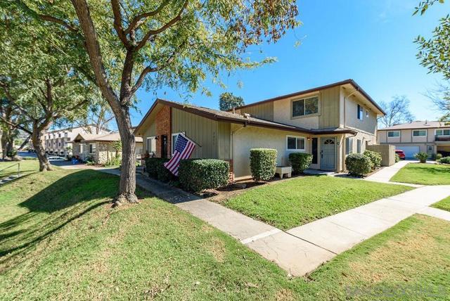 9855 Mission Greens Ct, Santee CA: https://media.crmls.org/mediaz/3751d276-6a4c-47f3-adac-1f463f64d697.jpg