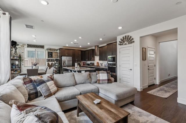 8906 Upbeat Way, Elk Grove CA: https://media.crmls.org/mediaz/3752a63b-0091-49ac-8f1d-a2777ce3bb12.jpg