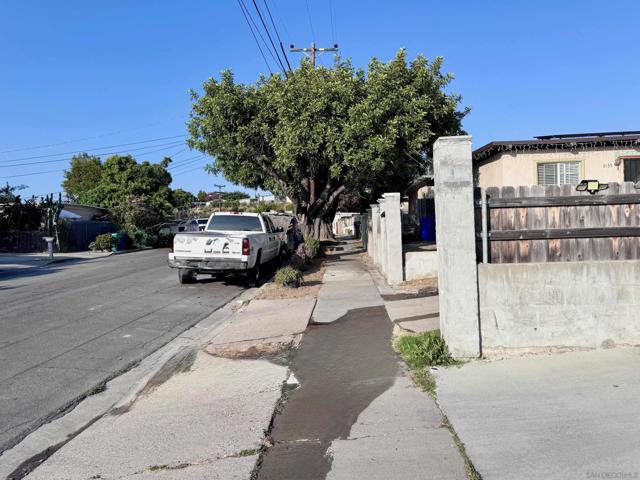 8125 8127 Helm Street, San Diego CA: https://media.crmls.org/mediaz/3752d163-7ee0-4b69-bf04-aa7704dd4bfc.jpg