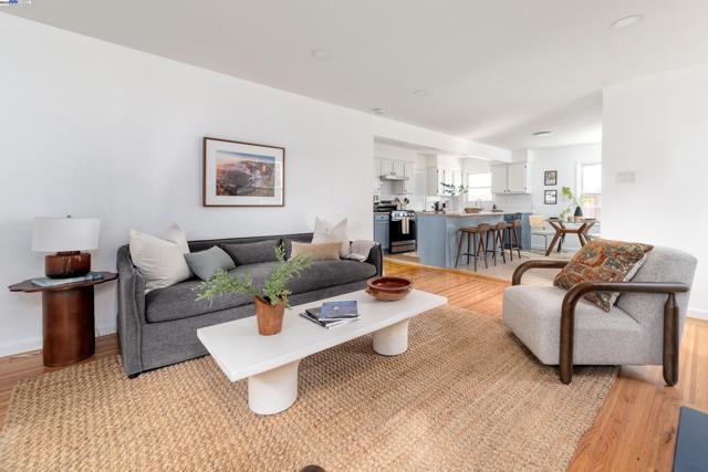 10906 Reposo Dr, Oakland CA: https://media.crmls.org/mediaz/3752e1e9-6a5a-4d2a-afb3-274ca6b8b52d.jpg