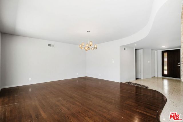 6616 Wooster Avenue, Los Angeles CA: https://media.crmls.org/mediaz/3753d397-5ba3-4847-b6c2-4644e933635f.jpg
