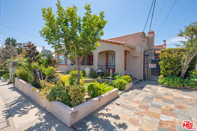 1915 Apex Avenue, Los Angeles CA: https://media.crmls.org/mediaz/37544d12-ac84-44d0-bcef-03b030bce0ec.jpg