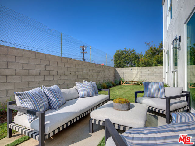 6018 Comey Avenue, Los Angeles CA: https://media.crmls.org/mediaz/3754e328-a600-40e2-9987-2b1eca55c6a5.jpg