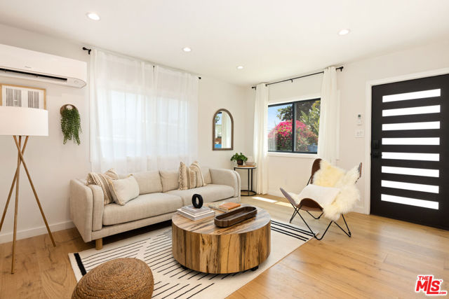 17 Sunset Avenue, Venice CA: https://media.crmls.org/mediaz/375564ff-817c-472e-8a25-9e88d17e99fe.jpg