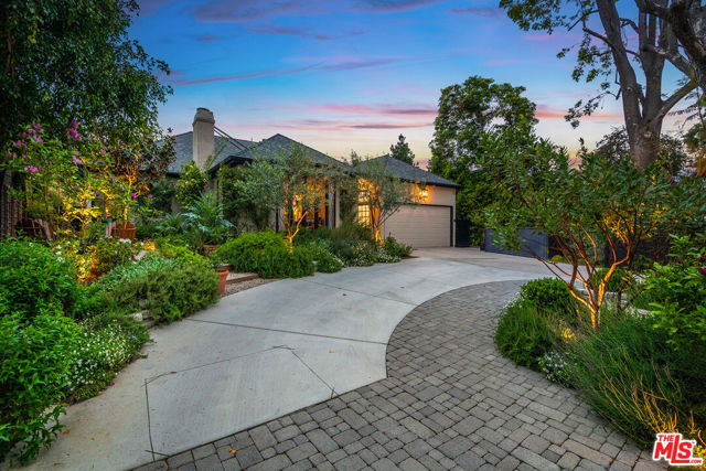 13109 Valley Vista Boulevard, Studio City CA: https://media.crmls.org/mediaz/3755db0b-74df-454c-8fd4-b109a8e18a17.jpg