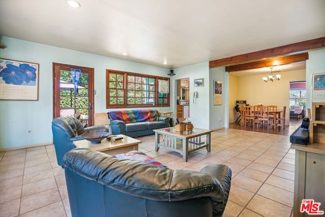 3007 W Clark Avenue, Burbank CA: https://media.crmls.org/mediaz/3755f998-277a-416b-a7b0-6e550695fed5.jpg