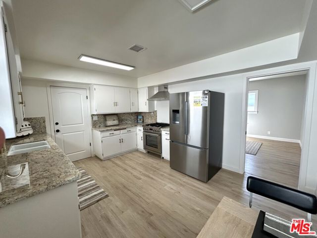 4203 W 141st Street, Hawthorne CA: https://media.crmls.org/mediaz/37567657-313e-475a-8963-ad3de29bd0ef.jpg