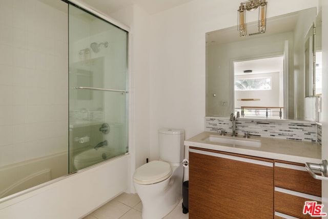 310 Washington Boulevard, Marina del Rey CA: https://media.crmls.org/mediaz/37569385-a26e-4ce3-b378-f6de74e36bf1.jpg
