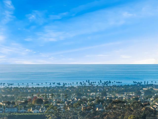 7215 Daffodil Pl, Carlsbad CA: https://media.crmls.org/mediaz/3756c7f1-93c4-447f-9fc5-adc614209224.jpg