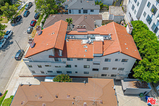10611 Ashton Avenue, Los Angeles CA: https://media.crmls.org/mediaz/3757b0f0-e62b-4c69-8ea6-008bca3bf3a1.jpg