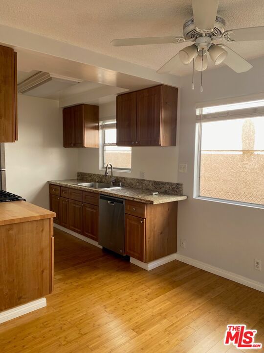 11829 Kiowa Avenue, Los Angeles CA: https://media.crmls.org/mediaz/3759e895-4b9f-4db0-9710-94ea21a76d06.jpg