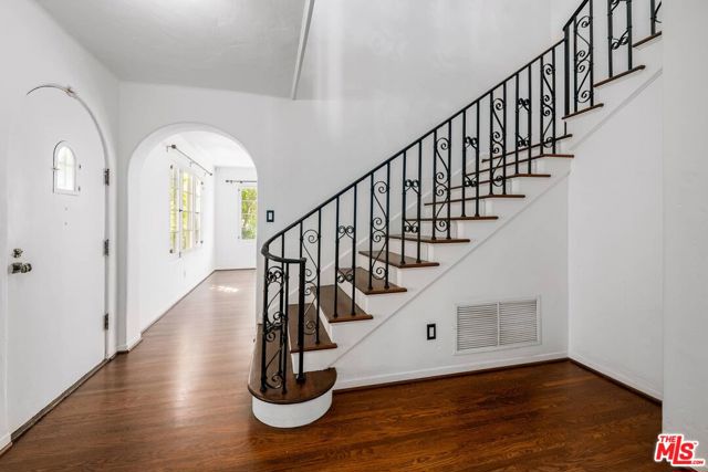 1539 Ensley Avenue, Los Angeles CA: https://media.crmls.org/mediaz/375a8fec-fb27-4556-96fc-83c62872898e.jpg