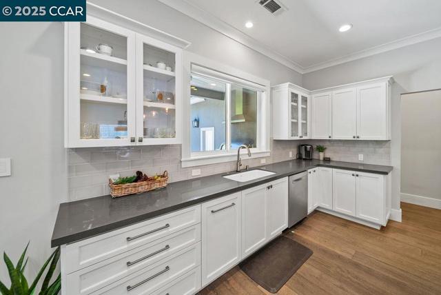 100 Alderwood Rd, Walnut Creek CA: https://media.crmls.org/mediaz/375b028b-ab3d-44d3-9459-0edc55c6b7fd.jpg
