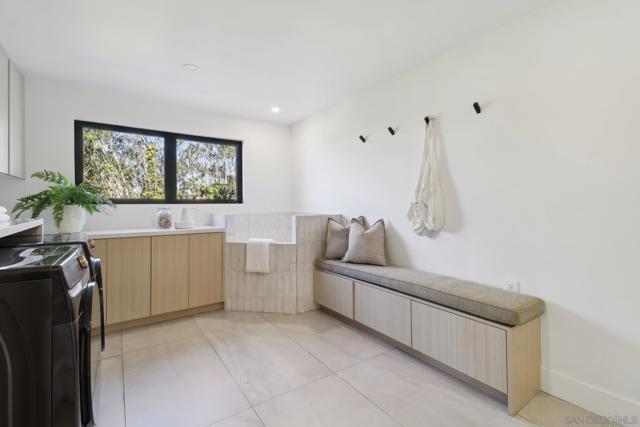 7117 Obelisco Cir, Carlsbad CA: https://media.crmls.org/mediaz/375c9498-ff48-4adf-8ff7-d0a5adf0d415.jpg