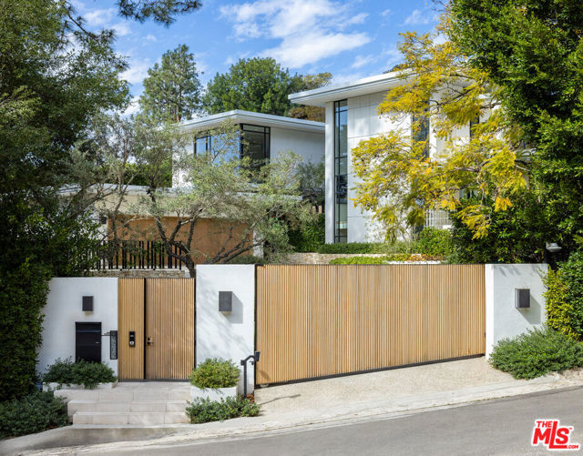 9509 Heather Road, Beverly Hills CA: https://media.crmls.org/mediaz/375d78f9-1688-4a75-af70-e1764c2e8916.jpg