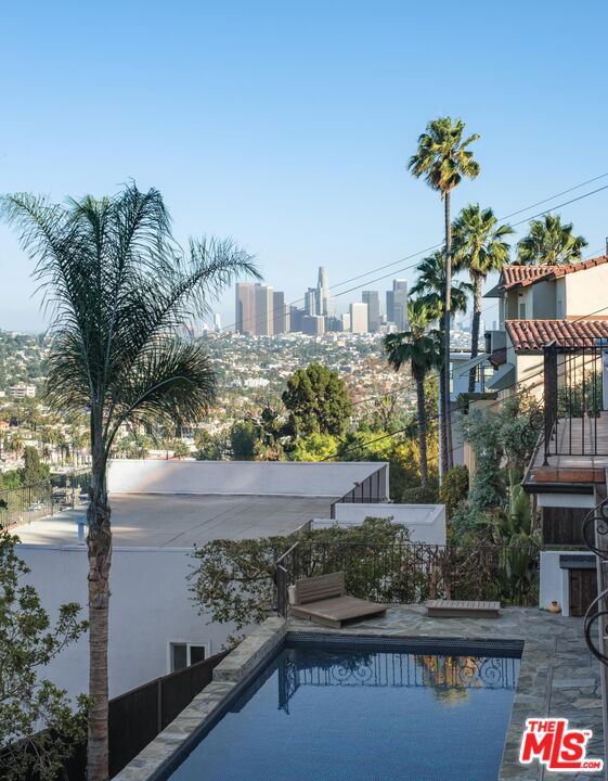 4733 Bonvue Avenue, Los Angeles CA: https://media.crmls.org/mediaz/375e0984-e3f6-4ec2-9cd5-f6789abfc84c.jpg