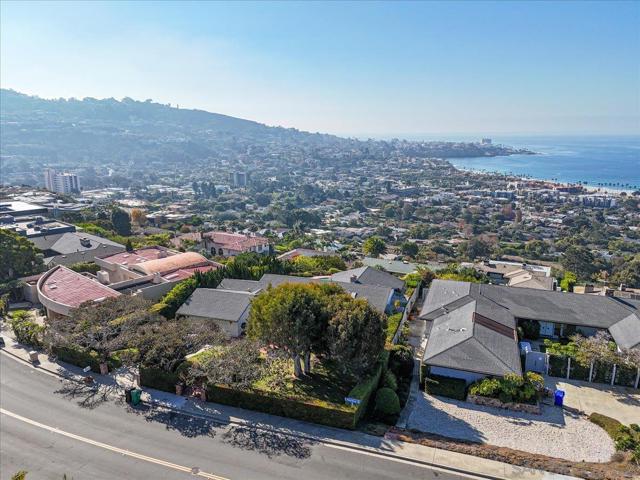 8294 Prestwick Dr, La Jolla CA: https://media.crmls.org/mediaz/375e64a2-b362-47ed-983e-243fdf51ed4c.jpg