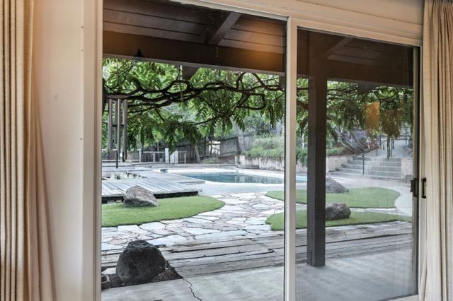 27763 Altamont Circle, Los Altos CA: https://media.crmls.org/mediaz/375eb5a6-b6c3-457f-859b-a0a9cb267cda.jpg