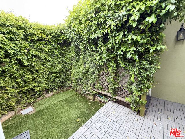 628 N Westbourne Drive, West Hollywood CA: https://media.crmls.org/mediaz/375fbdbc-4f50-43c1-bb72-809ee9b572f6.jpg
