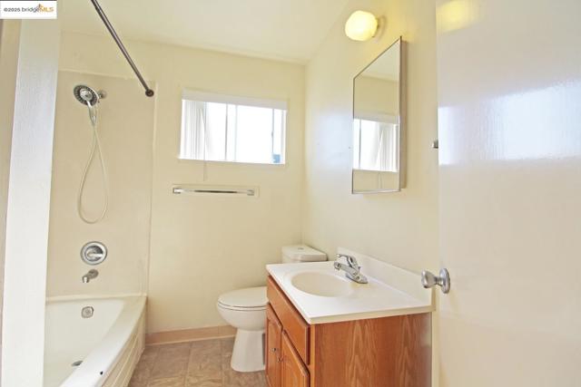 3044 Capp ST, Oakland CA: https://media.crmls.org/mediaz/375fd054-441e-4d50-bfab-7f7878a27154.jpg
