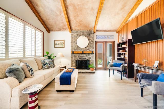 6433 La Paloma Street, Carlsbad CA: https://media.crmls.org/mediaz/375fed08-55b1-46a6-b87a-308564599df5.jpg