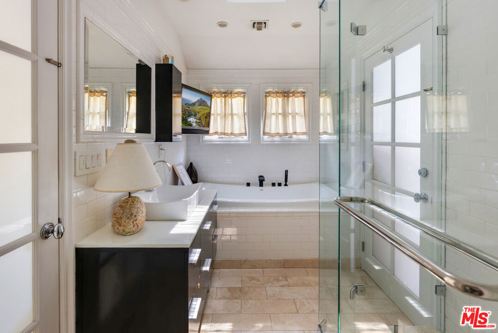 https://media.crmls.org/mediaz/3760b02e-80e4-4fcd-944b-687737407349.jpg?preset=X-Large