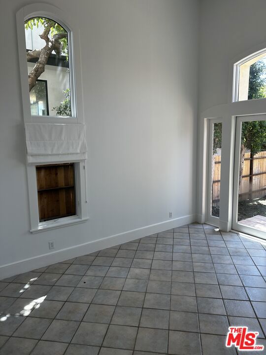 10515 Oaklawn Road, Los Angeles CA: https://media.crmls.org/mediaz/3760cb3e-a33d-42e7-ae61-3604934aaa05.jpg