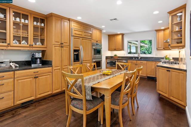 2142 Deer Oak Way, Danville CA: https://media.crmls.org/mediaz/3760d8f9-96a5-4f56-8094-65e9d6f2dd06.jpg