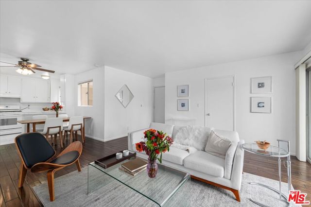 1101 Lincoln Boulevard, Santa Monica CA: https://media.crmls.org/mediaz/37613735-cb8c-4017-bddc-4f84c73c56e9.jpg