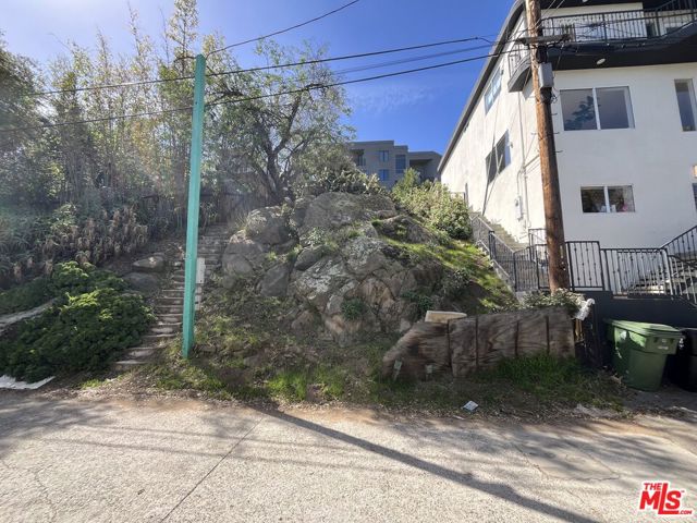 2925 N Park Center Drive, Los Angeles CA: https://media.crmls.org/mediaz/3761500e-3118-45b0-802b-b8a85eac3bc7.jpg