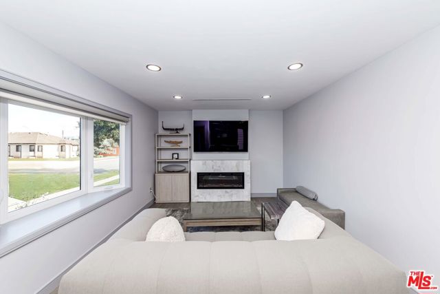 5524 W 122nd Street, Hawthorne CA: https://media.crmls.org/mediaz/3761c610-cbbb-4c86-bc58-fa66157e16a4.jpg