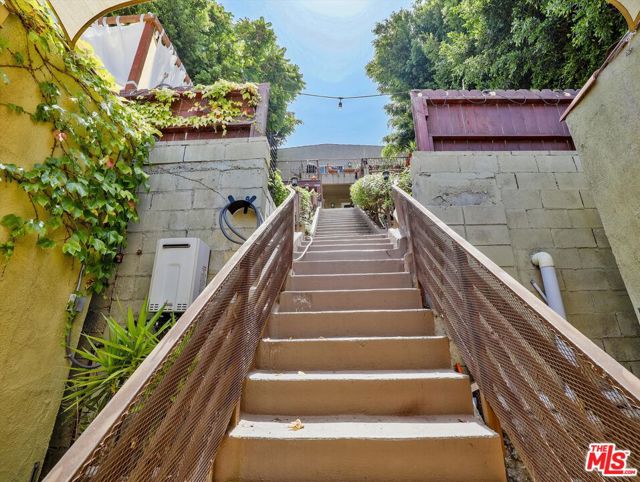 1016 Laguna Avenue, Los Angeles CA: https://media.crmls.org/mediaz/376215c0-a3e5-4740-b31b-f22a4aeb822f.jpg