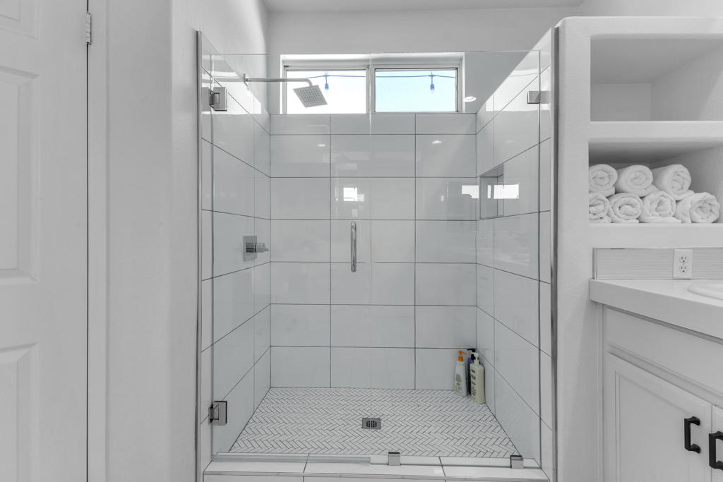 https://media.crmls.org/mediaz/3762a7fa-ede9-4fa0-9a50-bc48fb847104.jpg?preset=X-Large