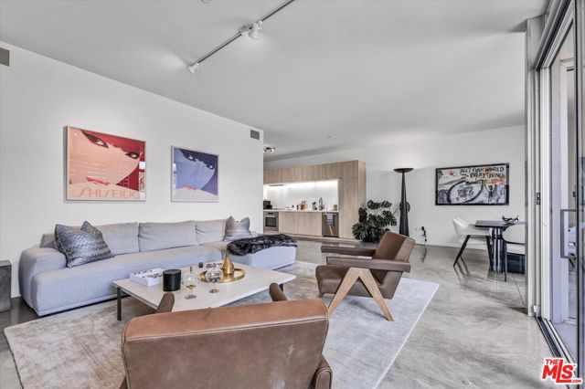 901 Hancock Avenue, West Hollywood CA: https://media.crmls.org/mediaz/3762b69d-7edb-4488-959b-0b183a02fc18.jpg