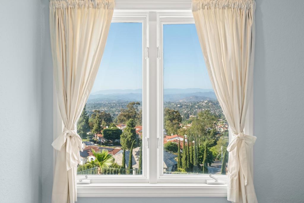 https://media.crmls.org/mediaz/3763fb30-2885-4baf-a32d-370f6207ea03.jpg?preset=X-Large