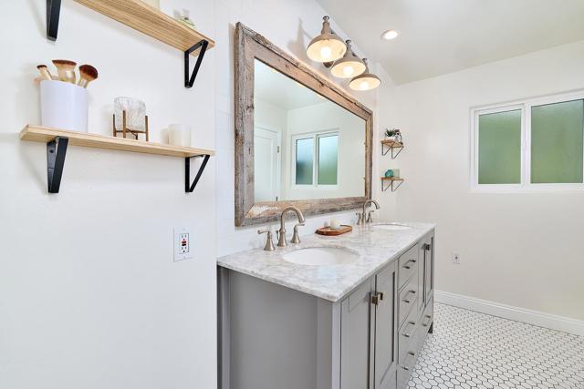 2615 Ginger Way, Escondido CA: https://media.crmls.org/mediaz/376508ca-97c5-4eb5-87a4-3be04948ce8d.jpg