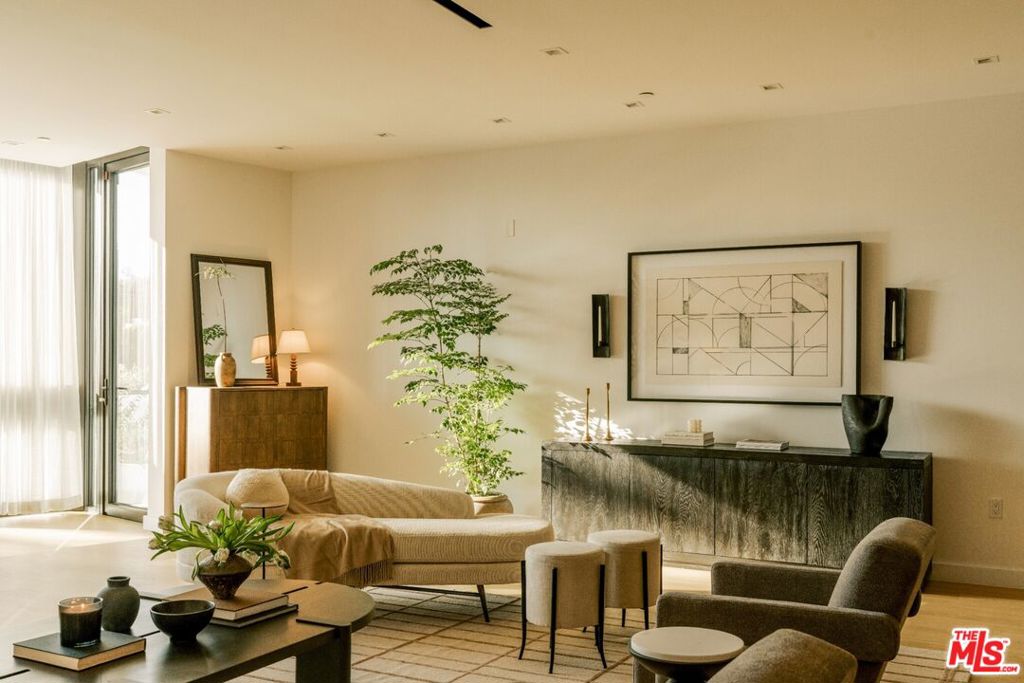 https://media.crmls.org/mediaz/37654eda-904b-418e-b809-fc876a4a4997.jpg?preset=X-Large