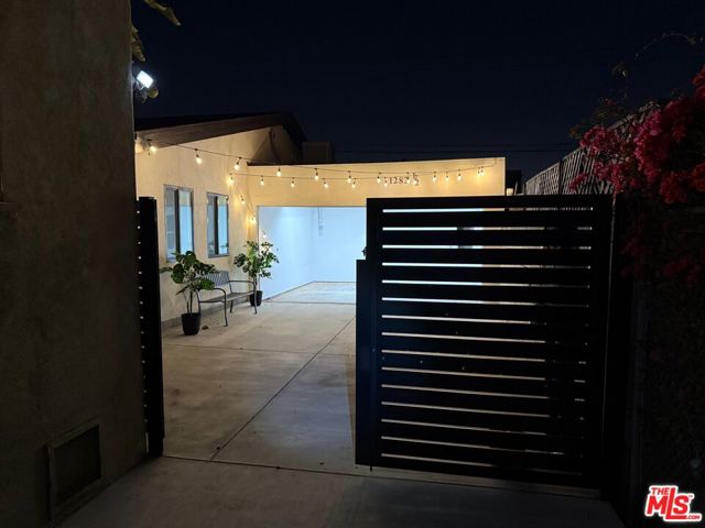 1282 1/2 S Highland Avenue, Los Angeles CA: https://media.crmls.org/mediaz/37677207-8265-47ac-bd26-72a6c876422b.jpg