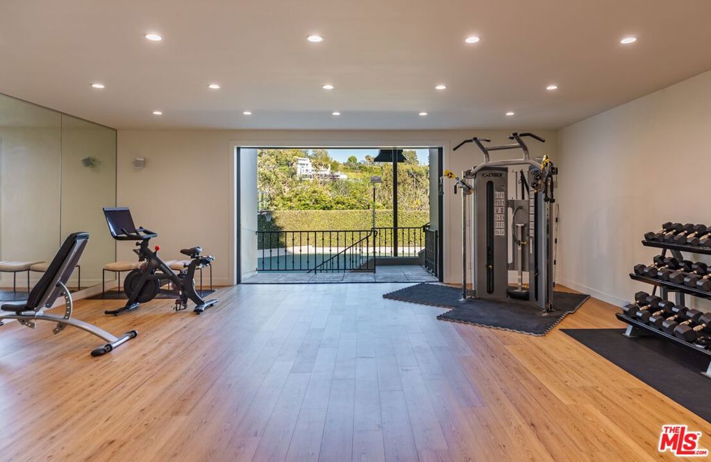 https://media.crmls.org/mediaz/37693cfc-c242-4e19-bcc3-9f14d113722c.jpg?preset=X-Large