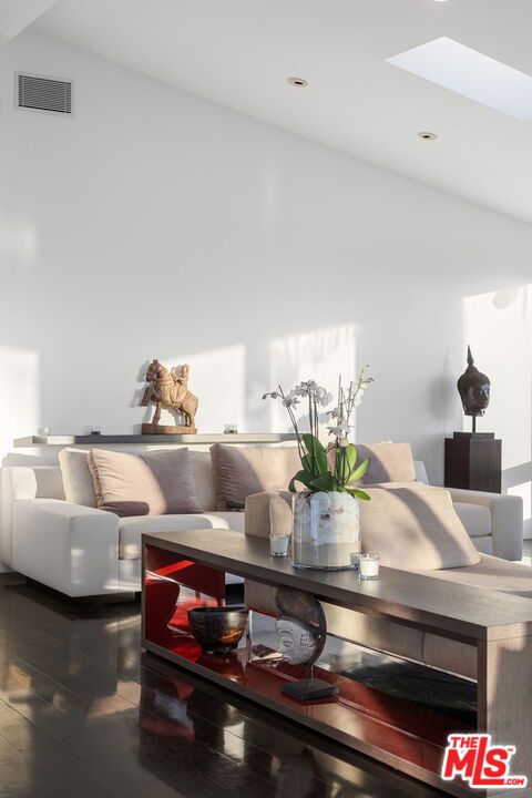 1415 Summitridge Drive, Beverly Hills CA: https://media.crmls.org/mediaz/3769cabc-e9ae-423b-9c65-ebaa7e4ca84b.jpg