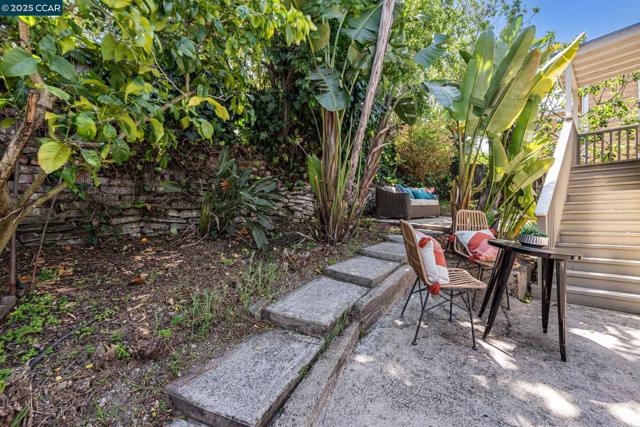 840 E 28th St., Oakland CA: https://media.crmls.org/mediaz/3769f080-8725-4ba6-8c5b-953d53243dc4.jpg
