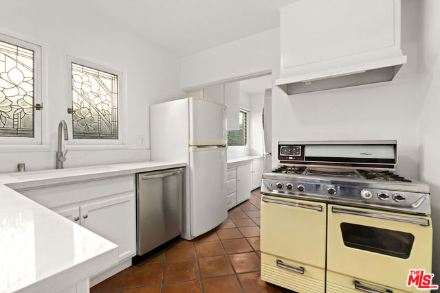 906 N Ford Street, Burbank CA: https://media.crmls.org/mediaz/376a5753-26e7-4c38-a1d9-18fc52643e69.jpg